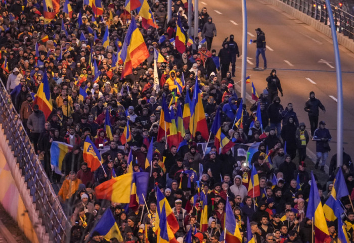 (FOTO) Hiljade demonstranata u Bukureštu: Protest protiv poništenja predsedničkih izbora na kojima je pobedio Đorđesku