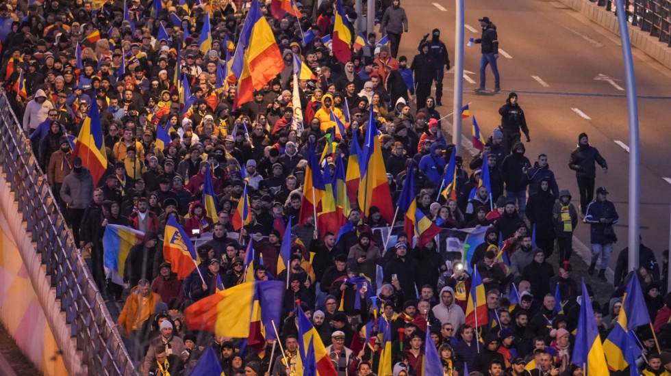 (FOTO) Hiljade demonstranata u Bukureštu: Protest protiv poništenja predsedničkih izbora na kojima je pobedio Đorđesku