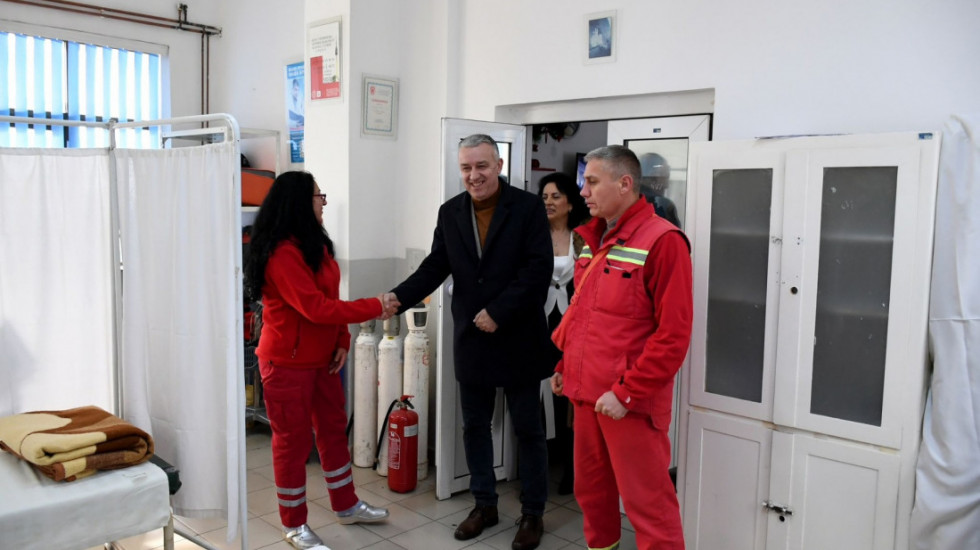 (FOTO) Elek sa saradnicima posetio Gračanicu, Hitnoj pomoći u Lapljem selu uručeno novo ambulantno vozilo