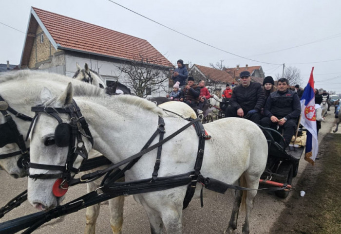 (FOTO) Tradicionalna manifestacija "teranje Malog Božića" održana u Rumi