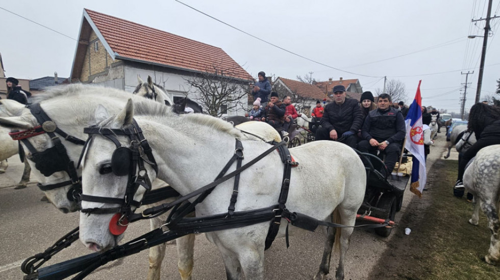 (FOTO) Tradicionalna manifestacija "teranje Malog Božića" održana u Rumi