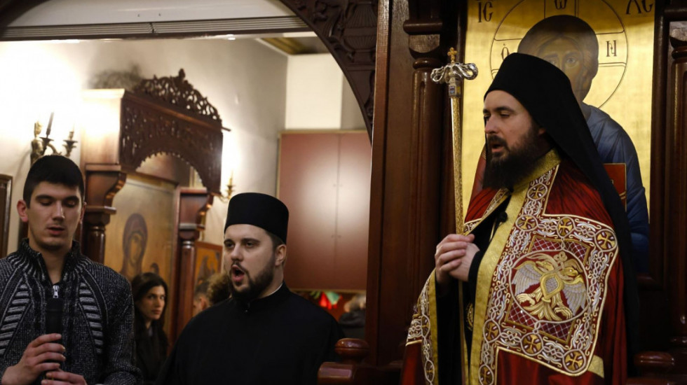 (FOTO/VIDEO) Srbi tradicionalno proslavili Badnje veče u Parizu: Muzika, domaća hrana i badnjak od pet do deset evra