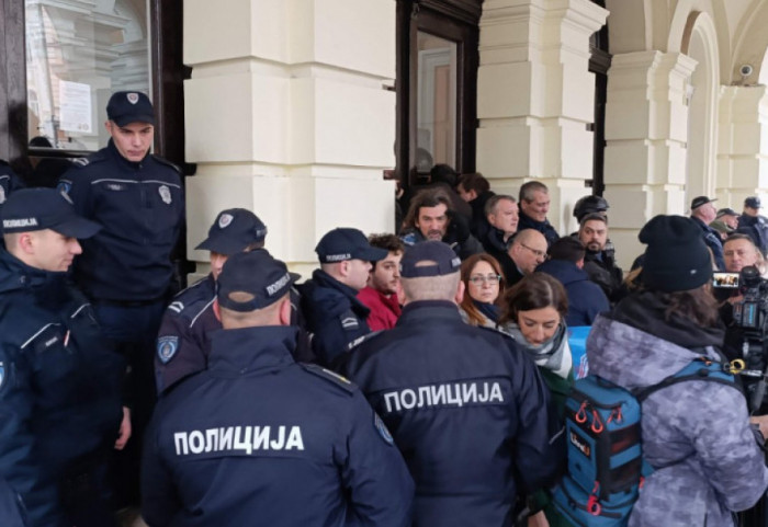 (FOTO/VIDEO) Policija izbacila odbornike i poslanike opozicije koji su upali u Gradsku kuću u Novom Sadu