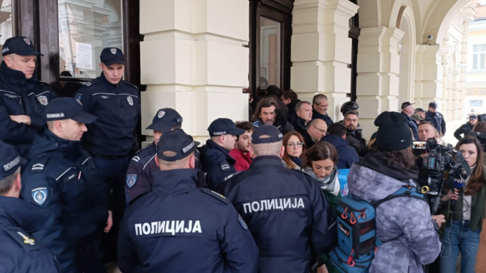 (FOTO/VIDEO) Policija izbacila odbornike i poslanike opozicije koji su upali u Gradsku kuću u Novom Sadu