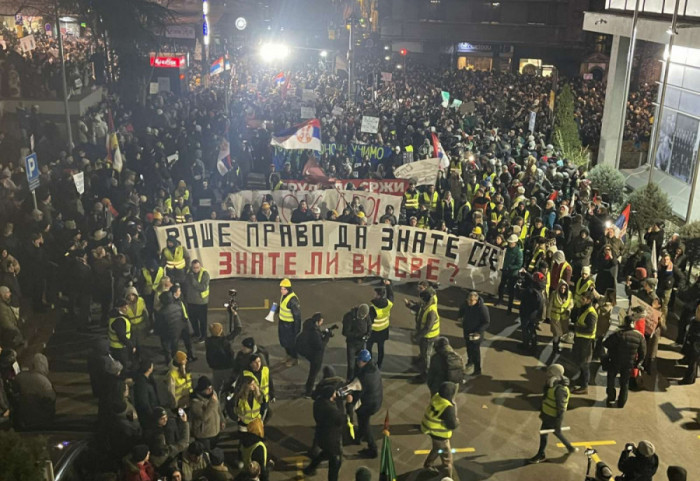 (FOTO/VIDEO) "Naše pravo da znamo sve": Protest studenata i građana ispred zgrade RTS