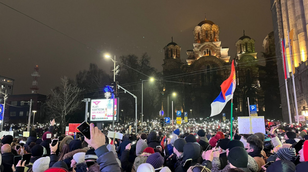 (FOTO/VIDEO) "Naše pravo da znamo sve": Protest studenata i građana ispred zgrade RTS, pročitani zahtevi