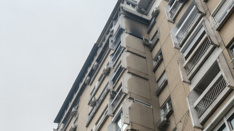 Ugašen požar u stanu na devetom spratu na Novom Beogradu, komšije pozvale vatrogasce