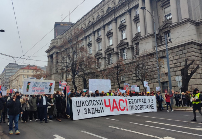 (FOTO/VIDEO) "Školski čas u zadnji čas": Građani i studenti u više gradova pružili podršku prosvetarima