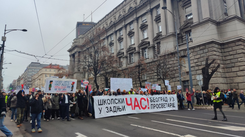 (FOTO/VIDEO) "Školski čas u zadnji čas": Građani i studenti u više gradova pružili podršku prosvetarima