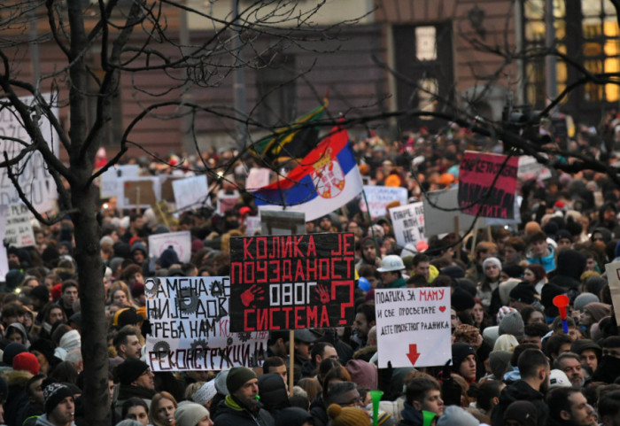 Arhiv javnih skupova: Na protestu "Školski čas u zadnji čas" u Beogradu najmanje 20.000 ljudi