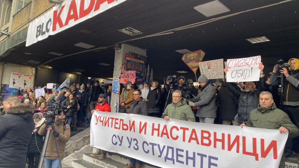 (FOTO/VIDEO) Protest prosvetnih radnika, premijer tvrdi da je drugo polugodište počelo u više od 80 odsto škola