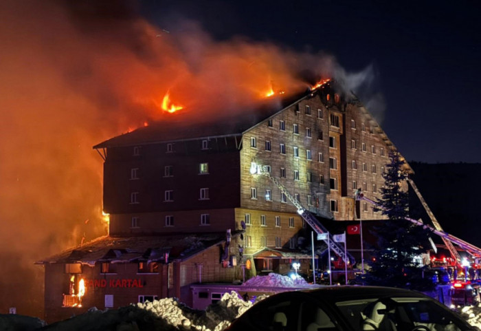 (VIDEO) U požaru u hotelu u ski centru u Turskoj poginulo 10 ljudi, povređeno 32