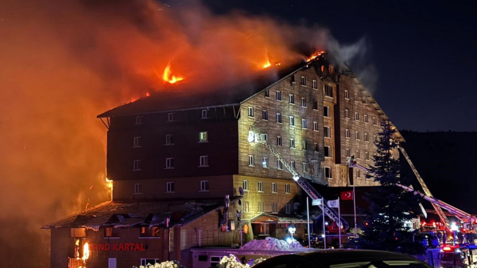 (VIDEO) U požaru u hotelu u ski centru u Turskoj poginulo 10 ljudi, povređeno 32