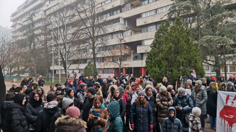 (VIDEO) Prosvetna inspekcija u OŠ "Jovan Dučić" i Desetoj gimnaziji, roditelji im nisu dali da izvrše nadzor