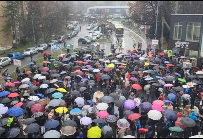 (VIDEO) Roditelji u Mirijevu podržali prosvetare i blokirali raskrsnicu ulica Mirijevski venac i Rableove na 15 minuta