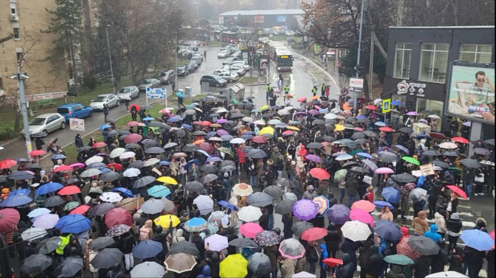 (VIDEO) Roditelji u Mirijevu podržali prosvetare i blokirali raskrsnicu ulica Mirijevski venac i Rableove na 15 minuta