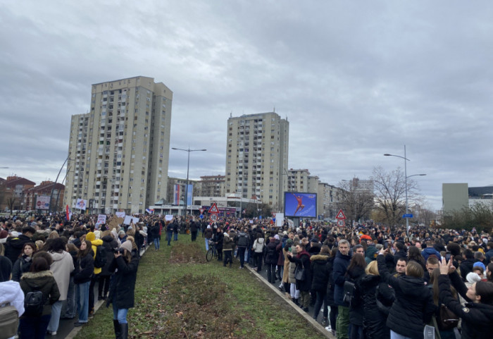 (VIDEO) Protestna šetnja i blokada više raskrsnica i bulevara u Novom Sadu