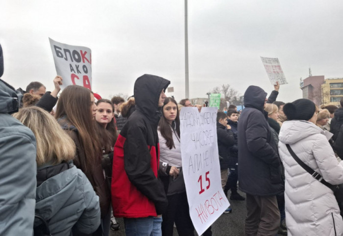 (FOTO/VIDEO) Studenti, učenici, građani na ulicama u više gradova: Blokirani Brankov most i auto-put na dva mesta