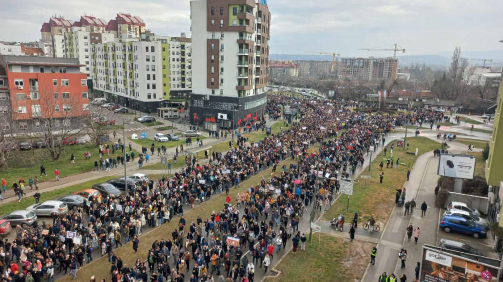 (VIDEO) Protestna šetnja i blokada više raskrsnica i bulevara u Novom Sadu