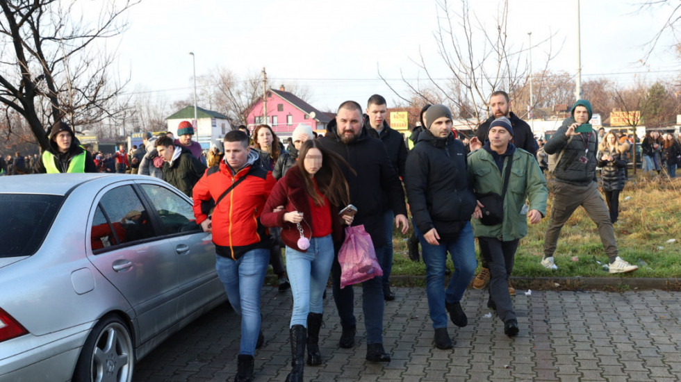 (FOTO/VIDEO) Incident tokom protestne šetnje: Devojka (25) automobilom udarila studentkinju i teško je povredila