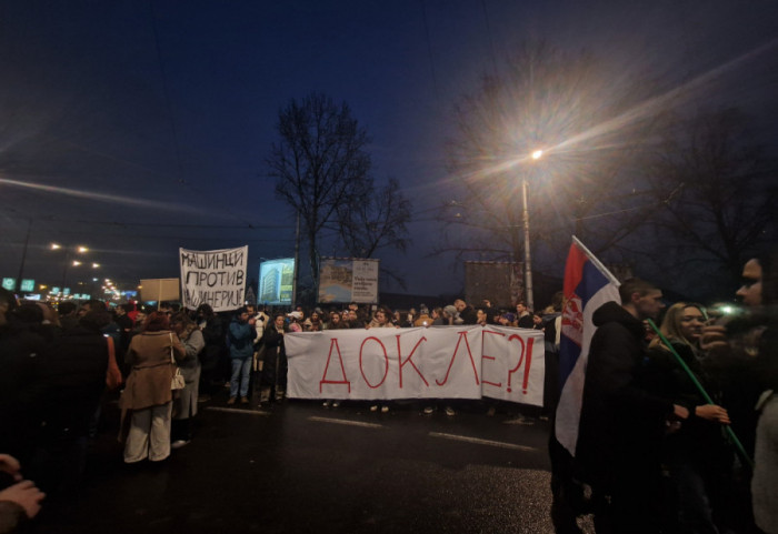 (FOTO/VIDEO) Studenti protestovali ispred zgrade RTS zbog gaženja koleginice na Novom Beogradu