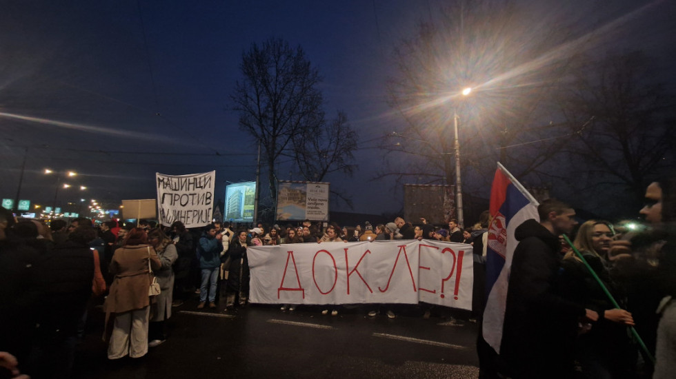 (FOTO/VIDEO) Studenti protestovali ispred zgrade RTS zbog gaženja koleginice na Novom Beogradu