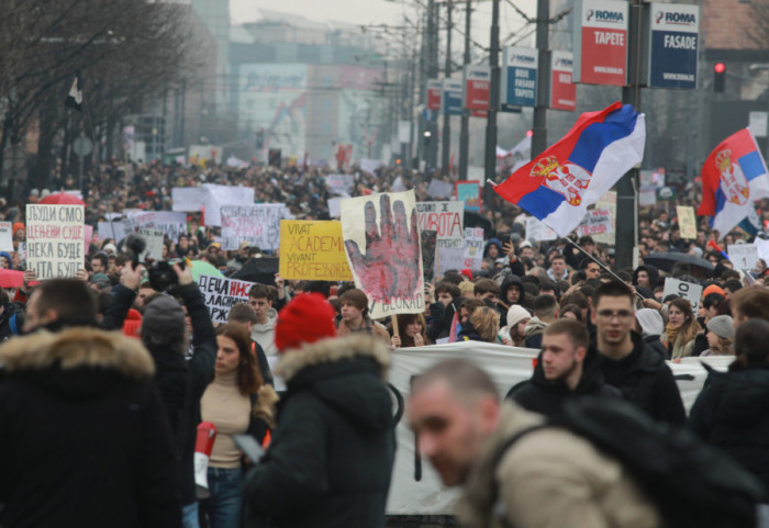 (FOTO/VIDEO) Studenti, učenici, građani na ulicama: Protestna šetnja novobeogradskim bulevarima, blokiran i Brankov most