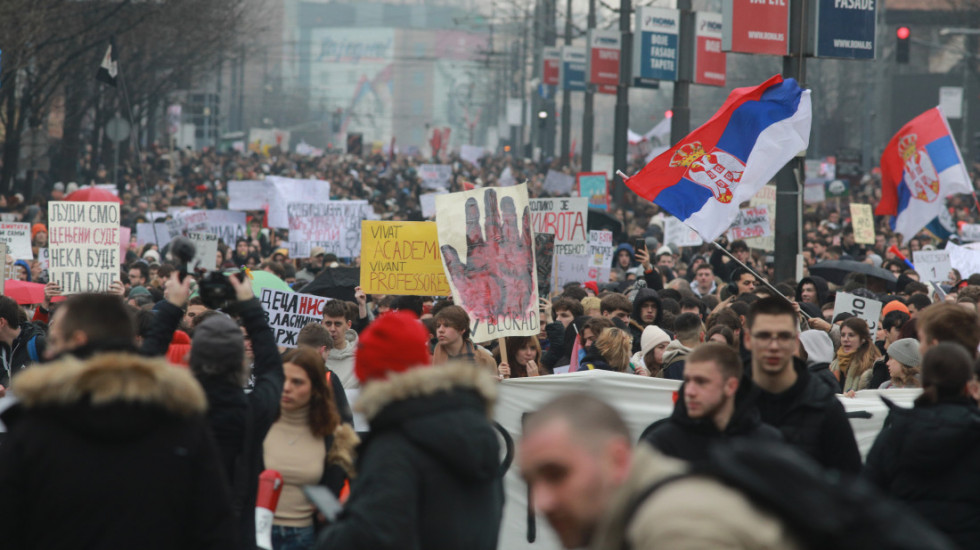 (FOTO/VIDEO) Studenti, đaci, građani na ulicama: Protestna šetnja Novim Beogradom, Brankov most satima bio blokiran