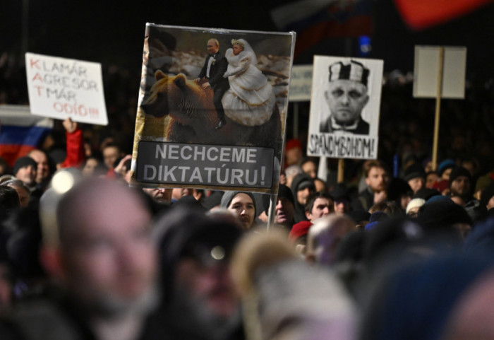 (FOTO) Oko 60.000 ljudi na protestu u Bratislavi: Traže ostavku premijera Fica