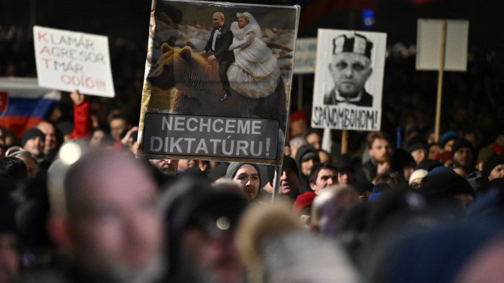 (FOTO) Oko 60.000 ljudi na protestu u Bratislavi: Traže ostavku premijera Fica