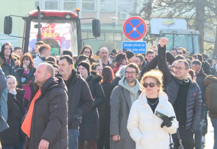 (FOTO/VIDEO) Poljoprivrednici uz studente u Novom Sadu: Ostaju da ih "štite", parkirali traktore kod Rektorata