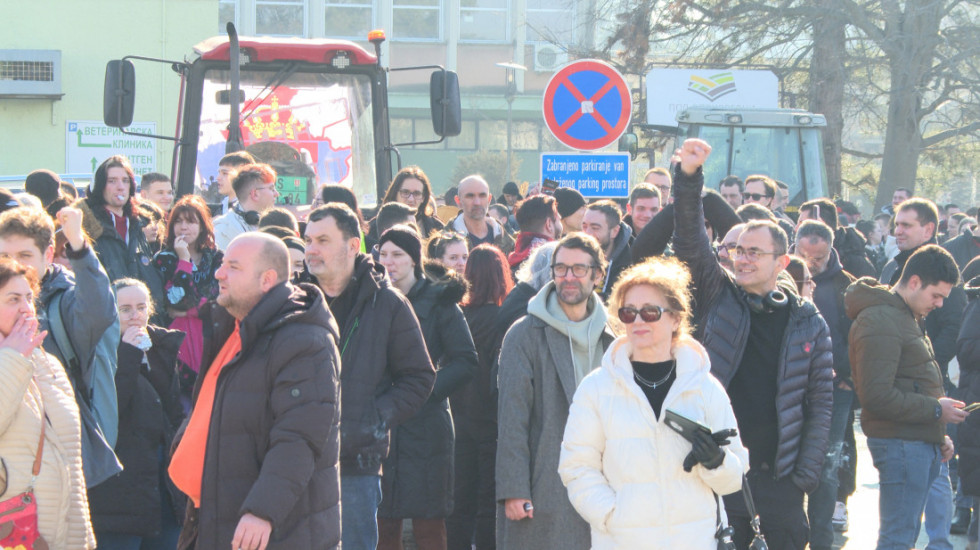 (FOTO/VIDEO) Poljoprivrednici uz studente u Novom Sadu: Ostaju da ih "štite", parkirali traktore kod Rektorata