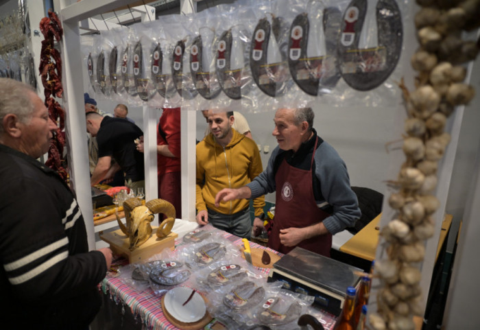 (FOTO) Tradicionalni Sajam peglane kobasice u Pirotu: "Kvalitet iz godine u godinu sve bolji"