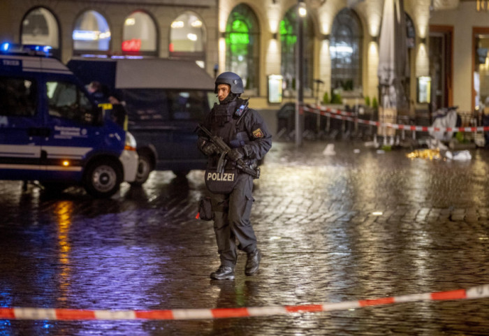 Ispred policijske stanice u Minhenu zapaljeno više od 20 službenih automobila