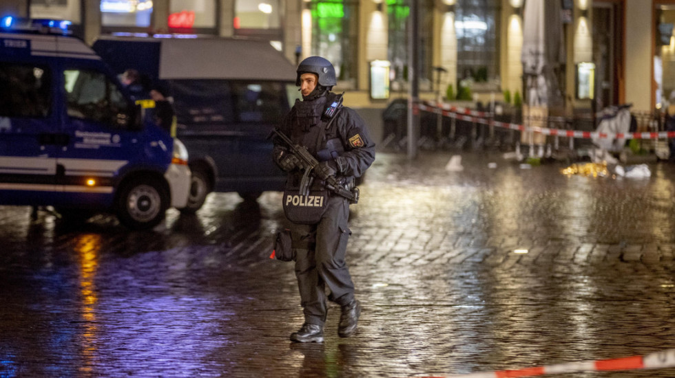 Ispred policijske stanice u Minhenu zapaljeno više od 20 službenih automobila