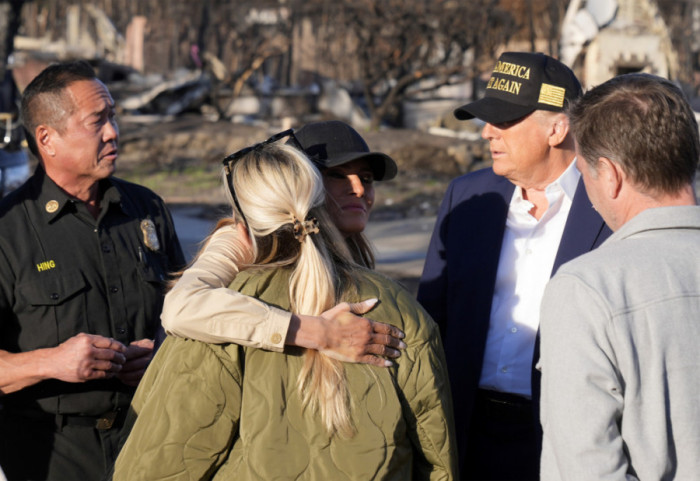 (FOTO) Melanija Tramp razgovarala sa stanovnicom Los Anđelesa na srpskom jeziku