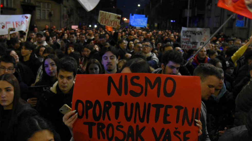 (FOTO/VIDEO) Građani i studenti na Trgu republike podržali skup u Kragujevcu