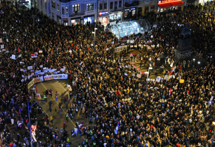 (FOTO/VIDEO) "Oni koji nisu s nama su korov države": Protesti u više gradova Srbije, prvi put stala Bela Palanka