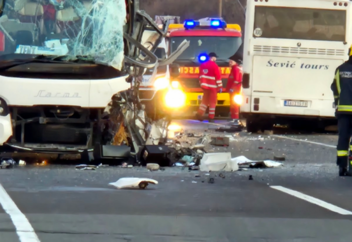 (FOTO) Sudar dva autobusa kod Umke: Poginulo dvoje, 56 osoba povređeno