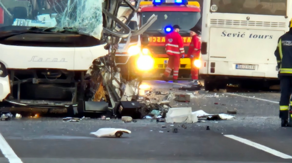 (FOTO) Sudar dva autobusa kod Umke: Poginulo dvoje, 56 osoba povređeno