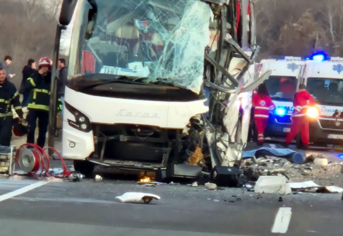 U Urgentnom centru zadržano četvoro povređenih u sudaru dva autobusa kod Umke