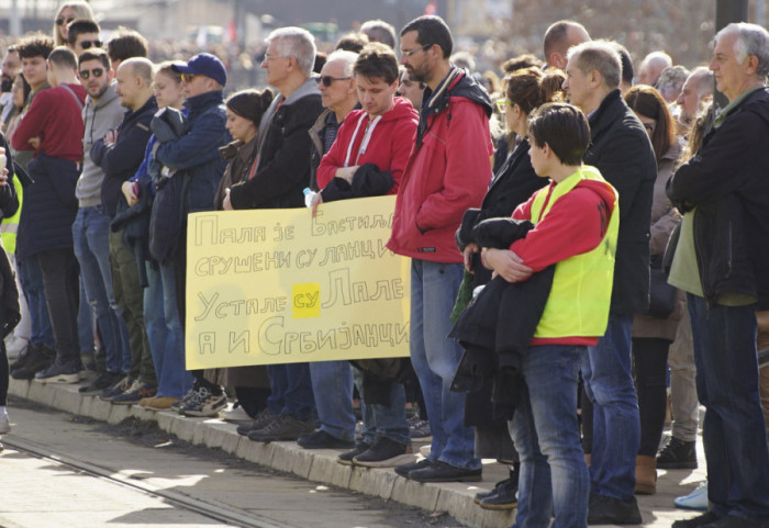 Tišina širom Srbije: U više gradova odata petnaestominutna počast žrtvama tragedije u Novom Sadu