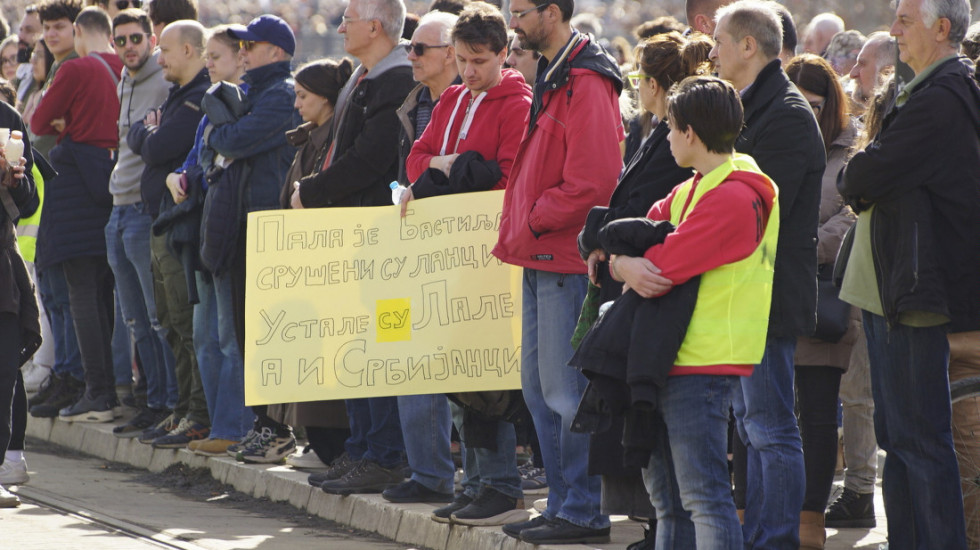 Tišina širom Srbije: U više gradova odata petnaestominutna počast žrtvama tragedije u Novom Sadu