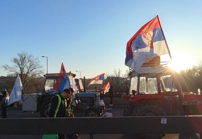 (VIDEO) Traktori i u Zemunu: Poljoprivrednici podržali studente u blokadi pred protest 15. marta