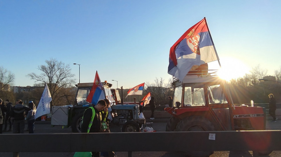 (VIDEO) Traktori i u Zemunu: Poljoprivrednici podržali studente u blokadi pred protest 15. marta