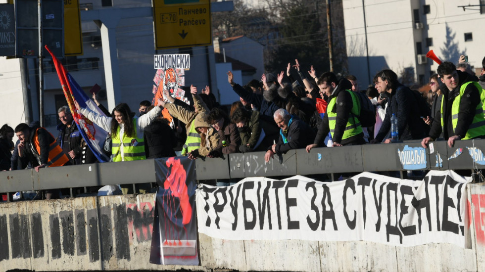 (FOTO/VIDEO) Kraj 24-časovne blokade na Autokomandi: Studenti se razišli, uspostavljen saobraćaj