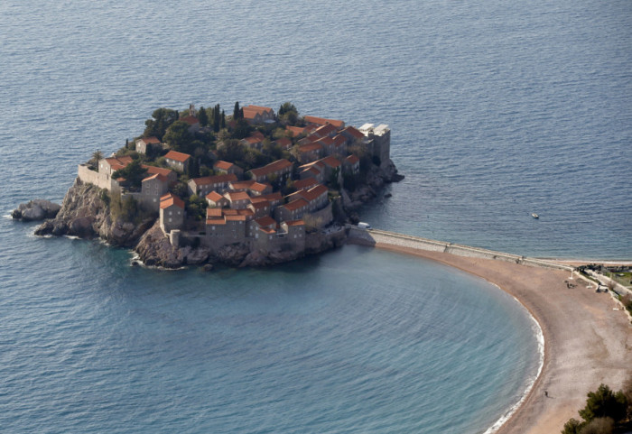 Više tona stena uništilo plažni bar i restoran na kupalištu Galija nadomak Svetog Stefana