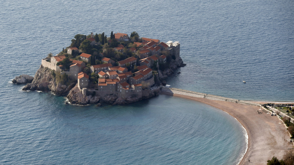 Više tona stena uništilo plažni bar i restoran na kupalištu Galija nadomak Svetog Stefana