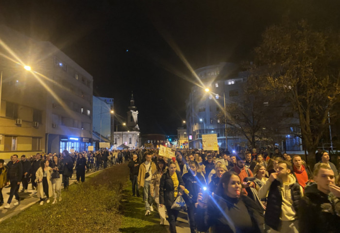 (FOTO/VIDEO) "Svi na ulice, ćutanja je dosta": Protest studenata u Novom Sadu i Beogradu zbog napada na kolege