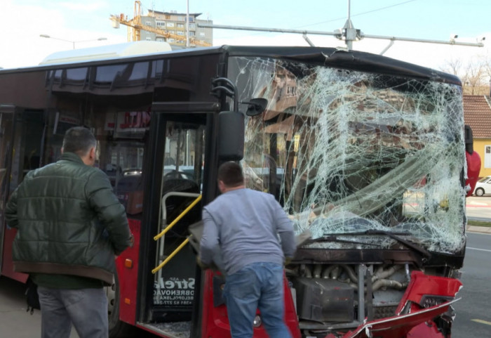 Urgentni centar: Povređeni u udesu autobusa na Novom Beogradu pušteni kući, jedan pacijent zadržan